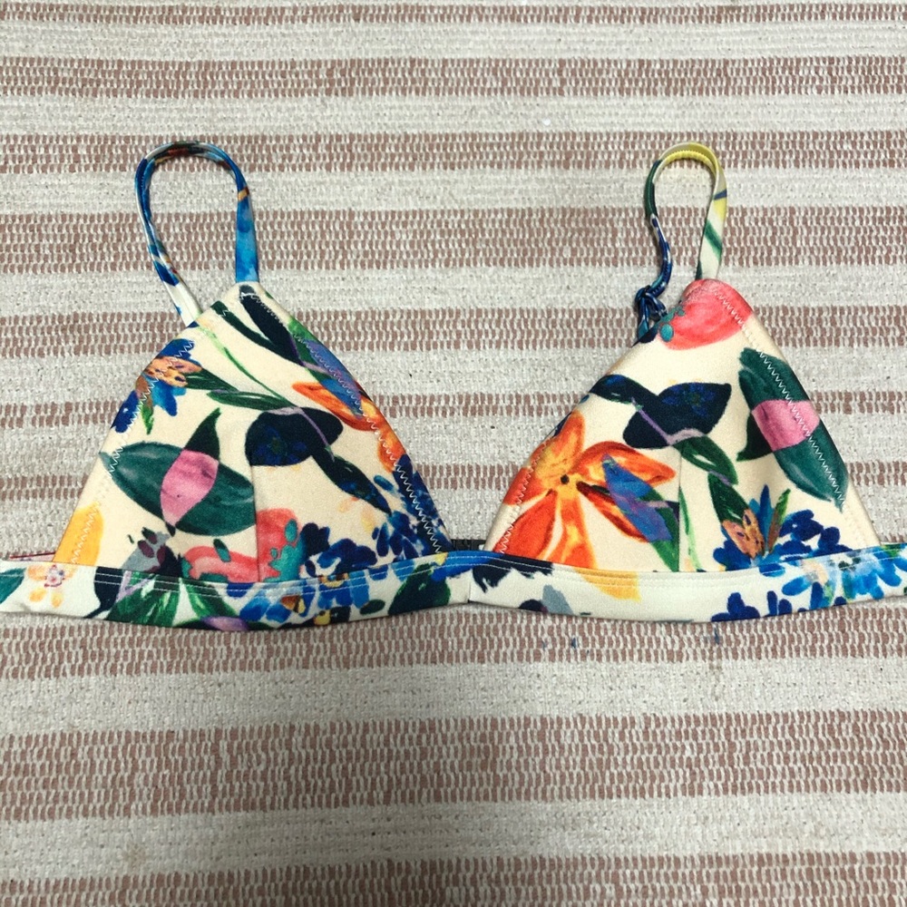 | Triangl | swim top. Size M.